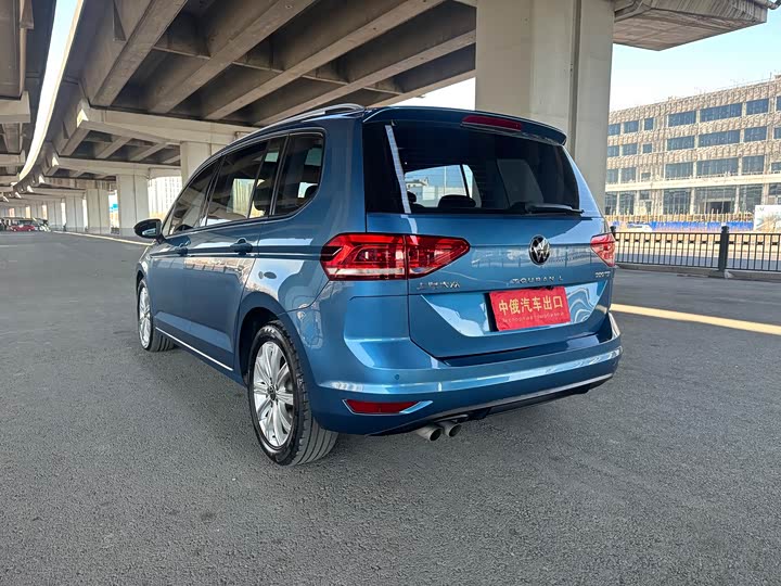 Фото 8 - Volkswagen Touran L