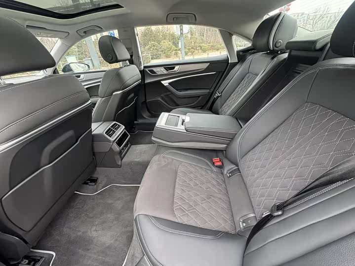 Фото 4 - Audi A7L