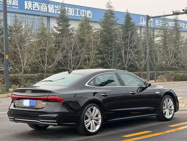Фото 9 - Audi A7L