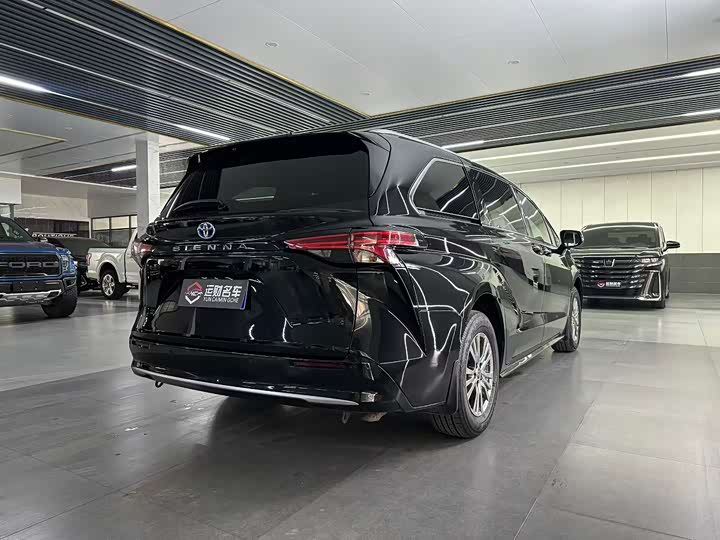 Фото 9 - Toyota Sienna