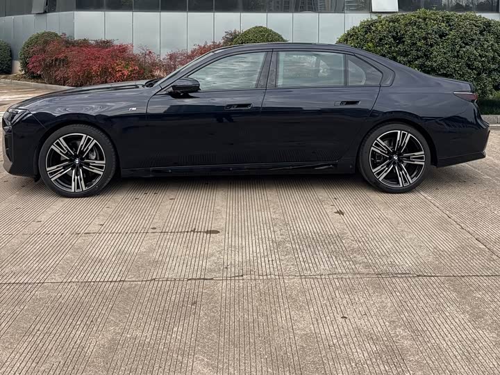 Фото 2 - BMW 7 Series