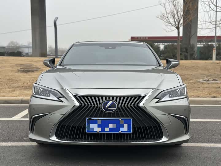 Фото 1 - Lexus ES