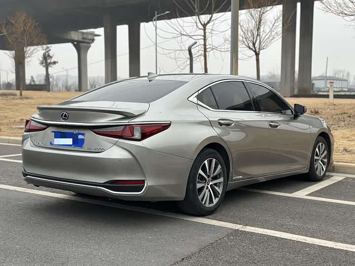 Фото 4 - Lexus ES