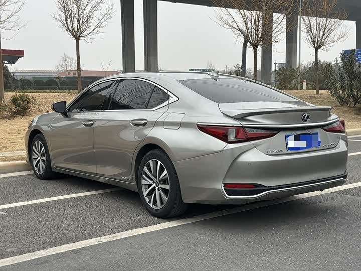 Фото 8 - Lexus ES