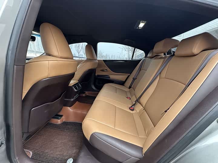 Фото 9 - Lexus ES