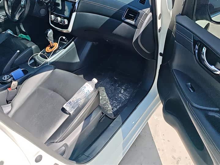 Фото 8 - Nissan Tiida