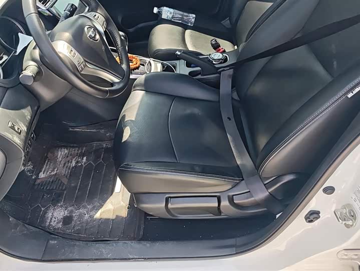 Фото 9 - Nissan Tiida