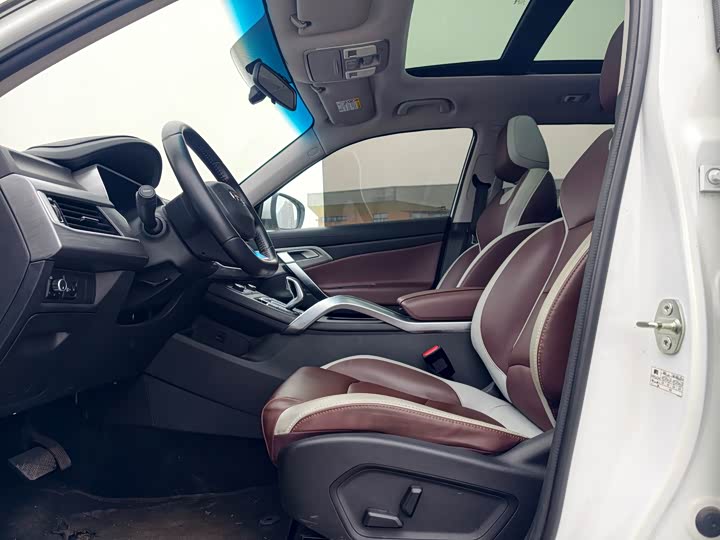 Фото 8 - Geely Atlas