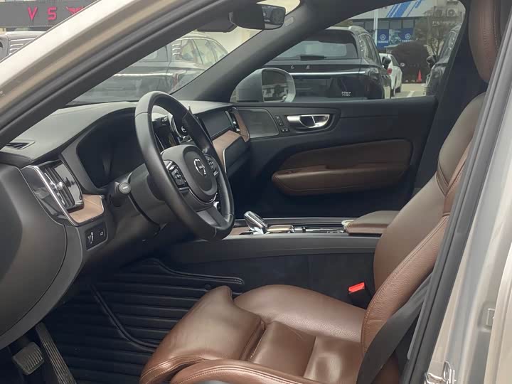 Фото 4 - Volvo XC60