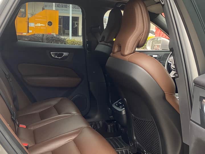 Фото 8 - Volvo XC60