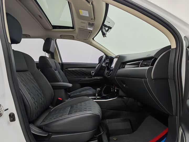 Фото 9 - Mitsubishi Outlander