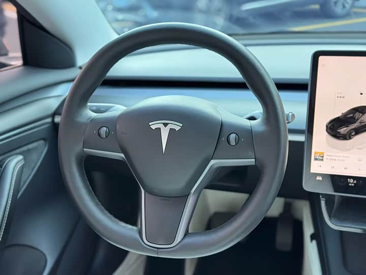 Фото 2 - Tesla Model 3