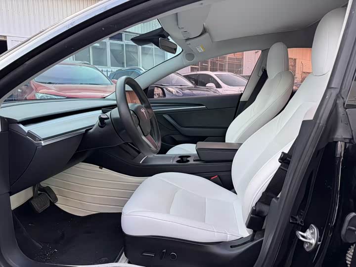 Фото 4 - Tesla Model 3