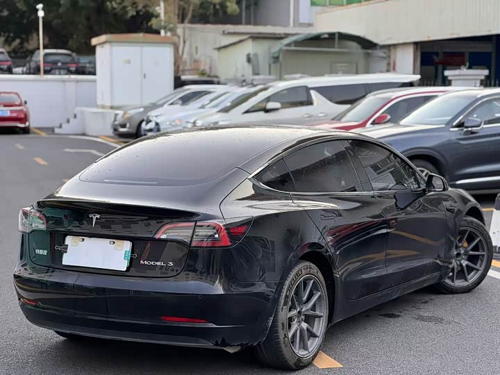 Фото 9 - Tesla Model 3