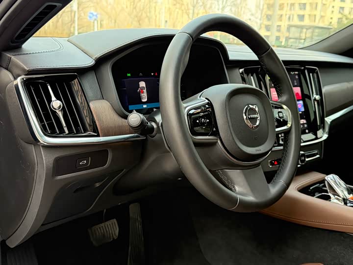 Фото 9 - Volvo S90