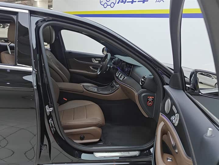 Photo 8 - Mercedes-Benz E-Class