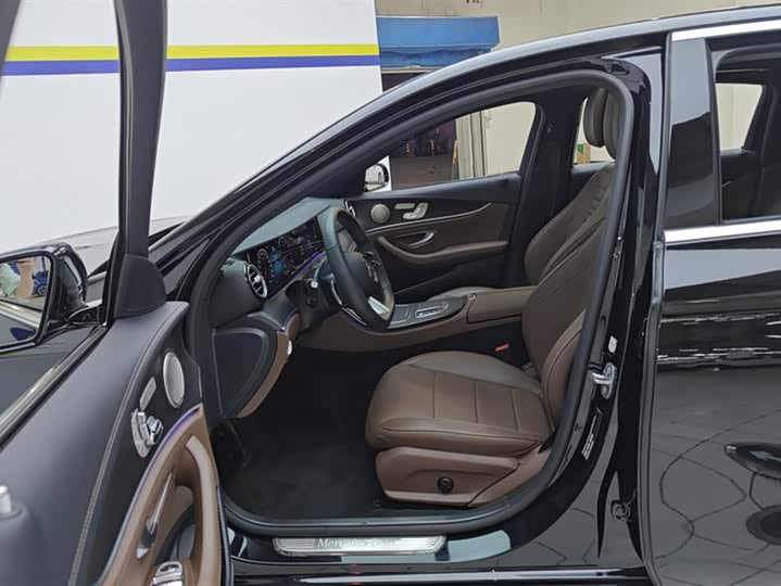 Photo 9 - Mercedes-Benz E-Class