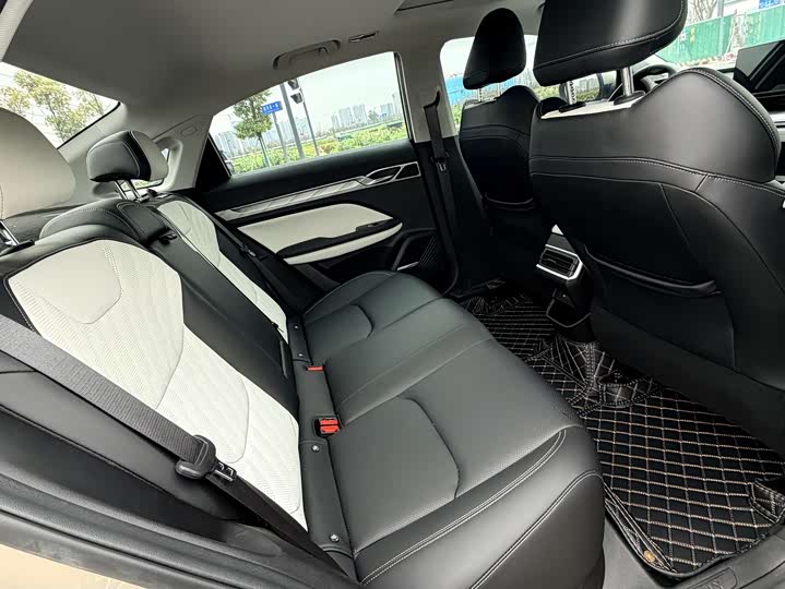 Фото 8 - Geely Emgrand L