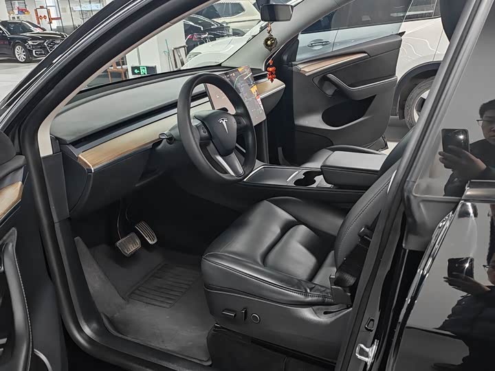 Photo 6 - Tesla Model Y