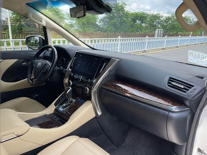 Photo 7 - Toyota Alphard