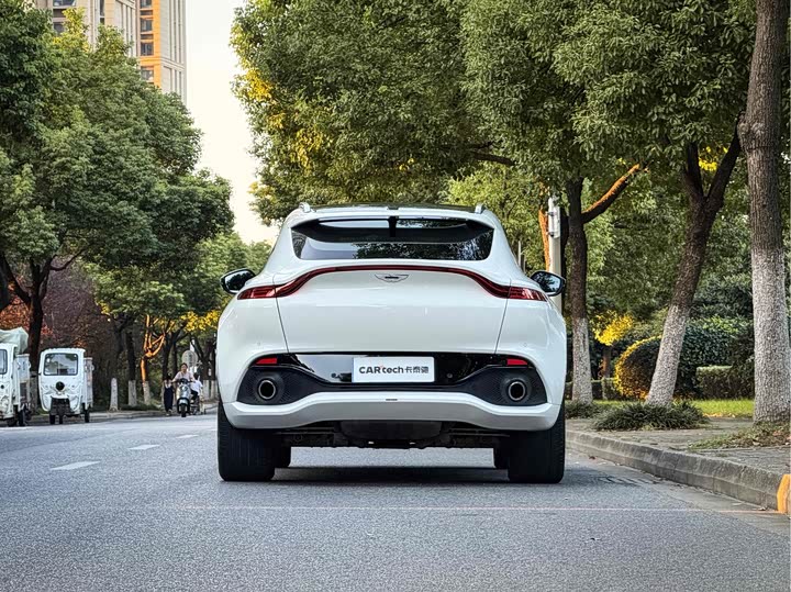 Фото 4 - Aston Martin DBX