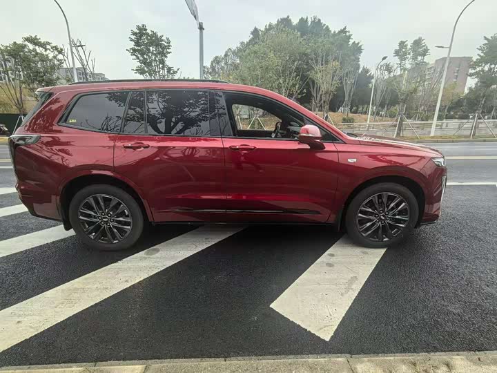 Фото 8 - Cadillac XT6