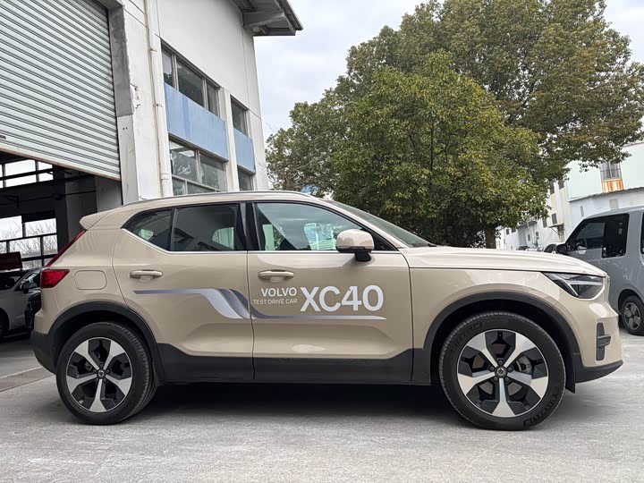 Фото 8 - Volvo XC40
