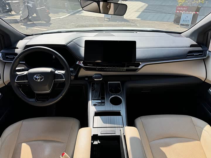 صورة 9 - Toyota Granvia
