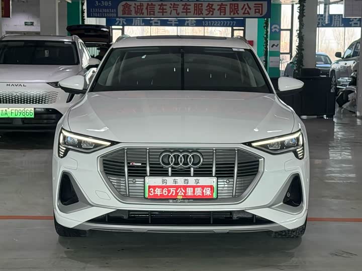 Фото 2 - Audi e-tron