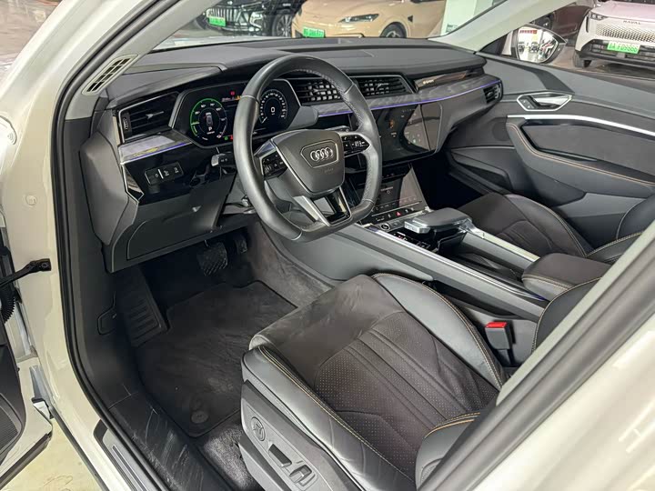 Фото 7 - Audi e-tron