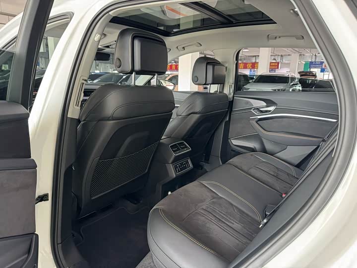 Фото 8 - Audi e-tron