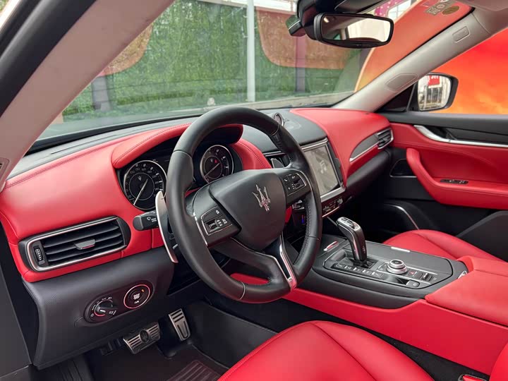Фото 9 - Maserati Levante