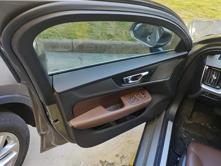 Фото 7 - Volvo S60