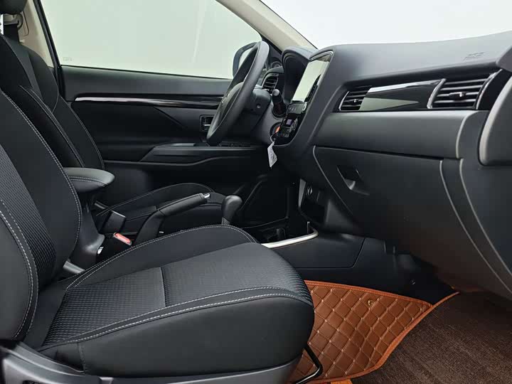 Фото 9 - Mitsubishi Outlander