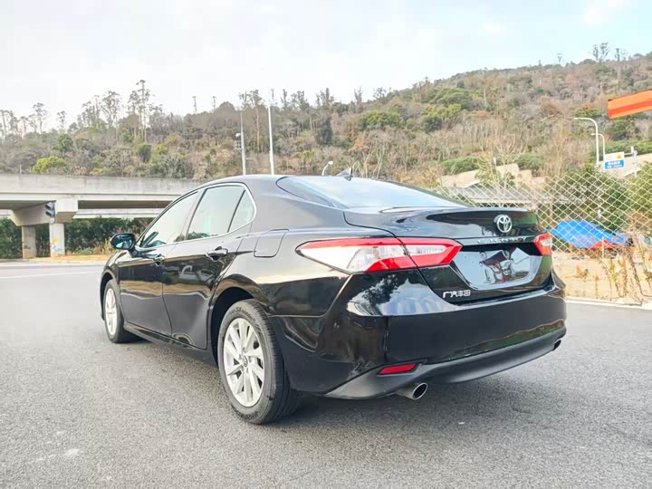 Фото 8 - Toyota Camry