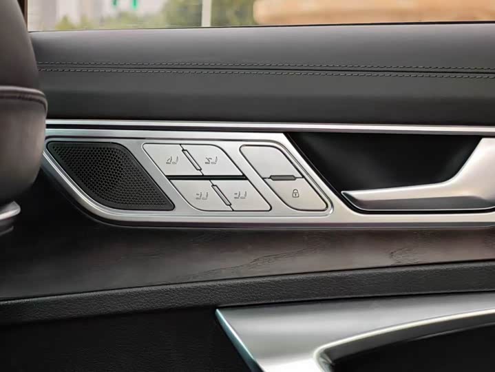 Фото 7 - Audi A6L