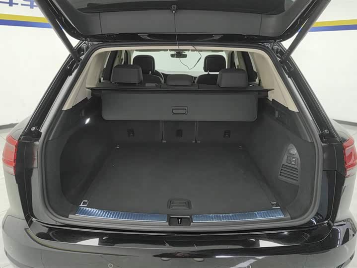 Фото 4 - Volkswagen Touareg