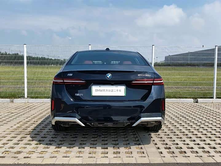 Фото 3 - BMW i5