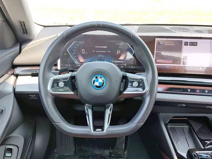 Фото 8 - BMW i5