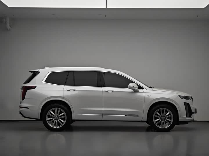 Фото 8 - Cadillac XT6