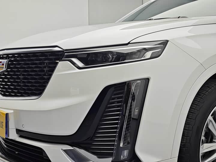 Фото 9 - Cadillac XT6