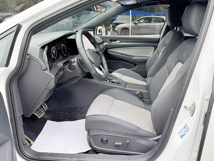 Фото 3 - Volkswagen Golf