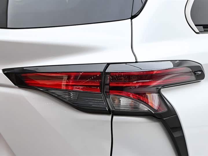 Фото 9 - Toyota Sienna