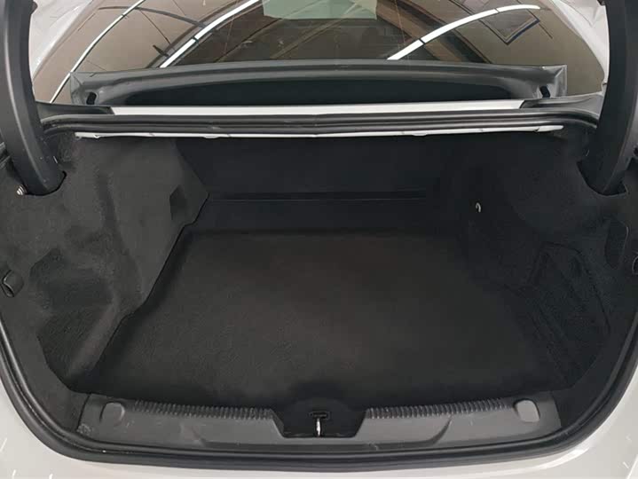 Фото 4 - Jaguar XE L