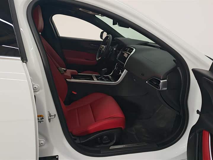 Фото 8 - Jaguar XE L