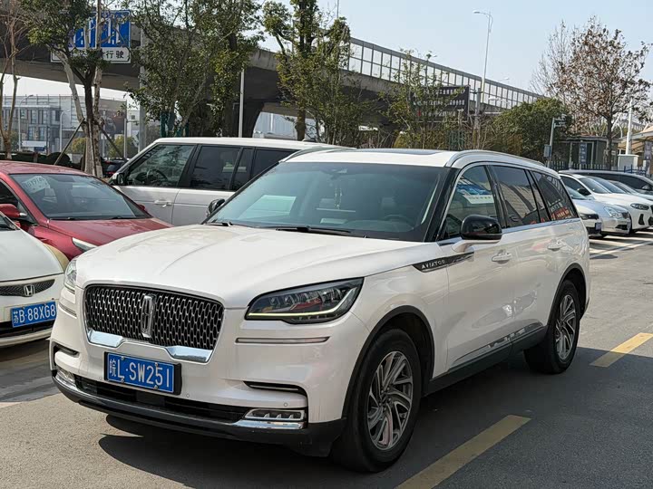 Фото 1 - Lincoln Aviator