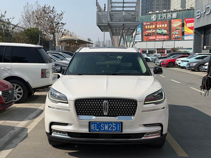 Фото 2 - Lincoln Aviator