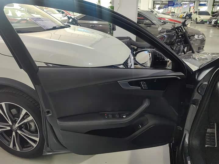 Фото 7 - Audi A4L