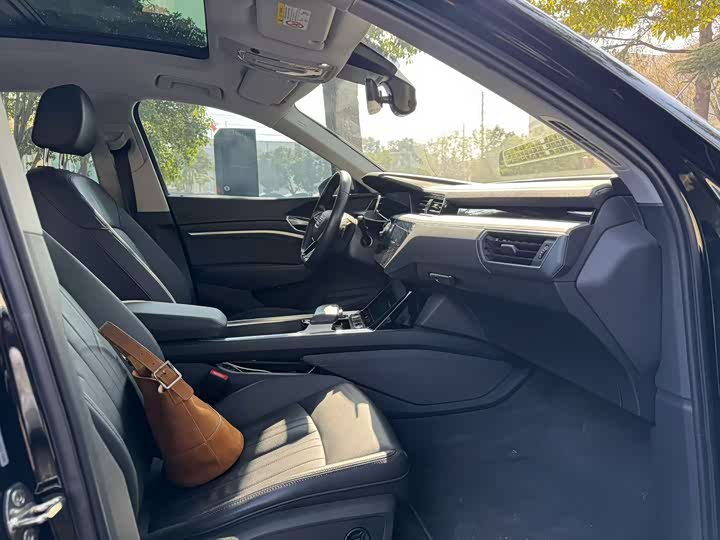 Фото 4 - Audi e-tron