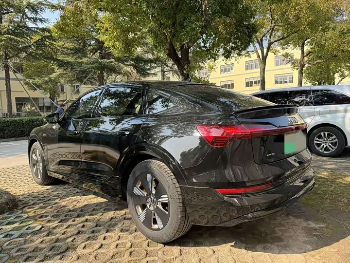 Фото 8 - Audi e-tron